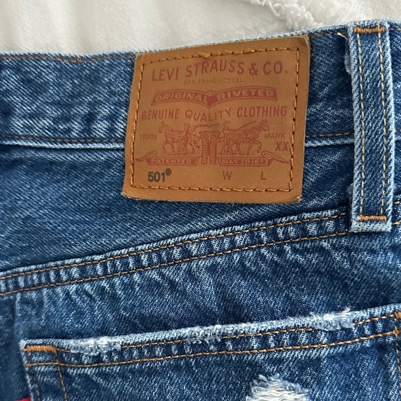 Premium Women’s Levi’s Distressed Blue Jeans - Picture 5 of 8